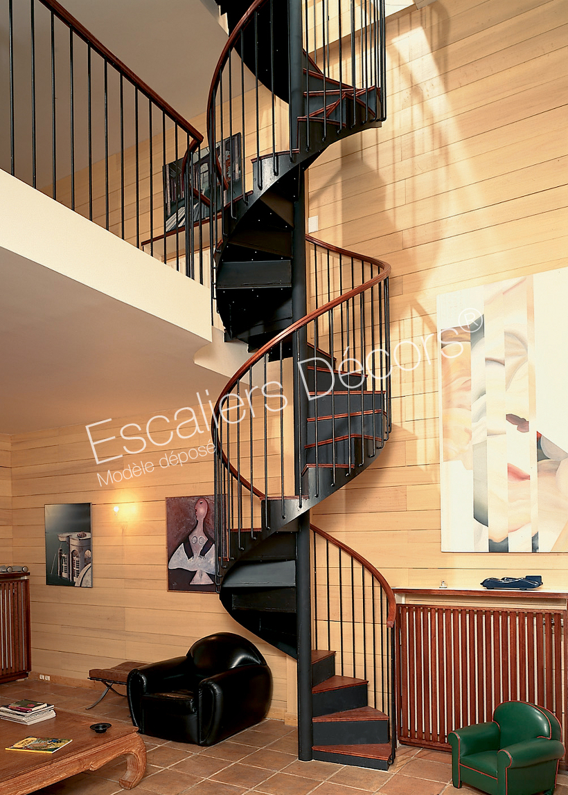 Photo DH1 - Escalier Colimaçon Bistrot sans contremarche. Escalier intérieur d'accès mezzanine hélicoïdal métal et bois pour une décoration rétro.